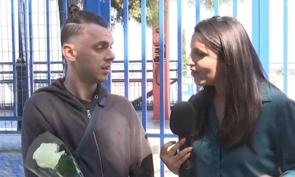 Πανελλήνιες με ρομαντισμό: Νεαρός περιμένει τη σύντροφό του με λουλούδι έξω από το σχολείο